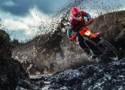 开云体育APP下载-赛道上的独舞者，卡瓦哈尔如何一手掌控F1新赛季揭幕战之夜