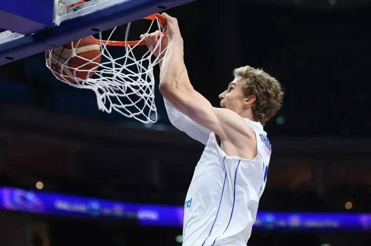 湖人爆冷意大利男篮，波尔津吉斯高光表现的简单介绍