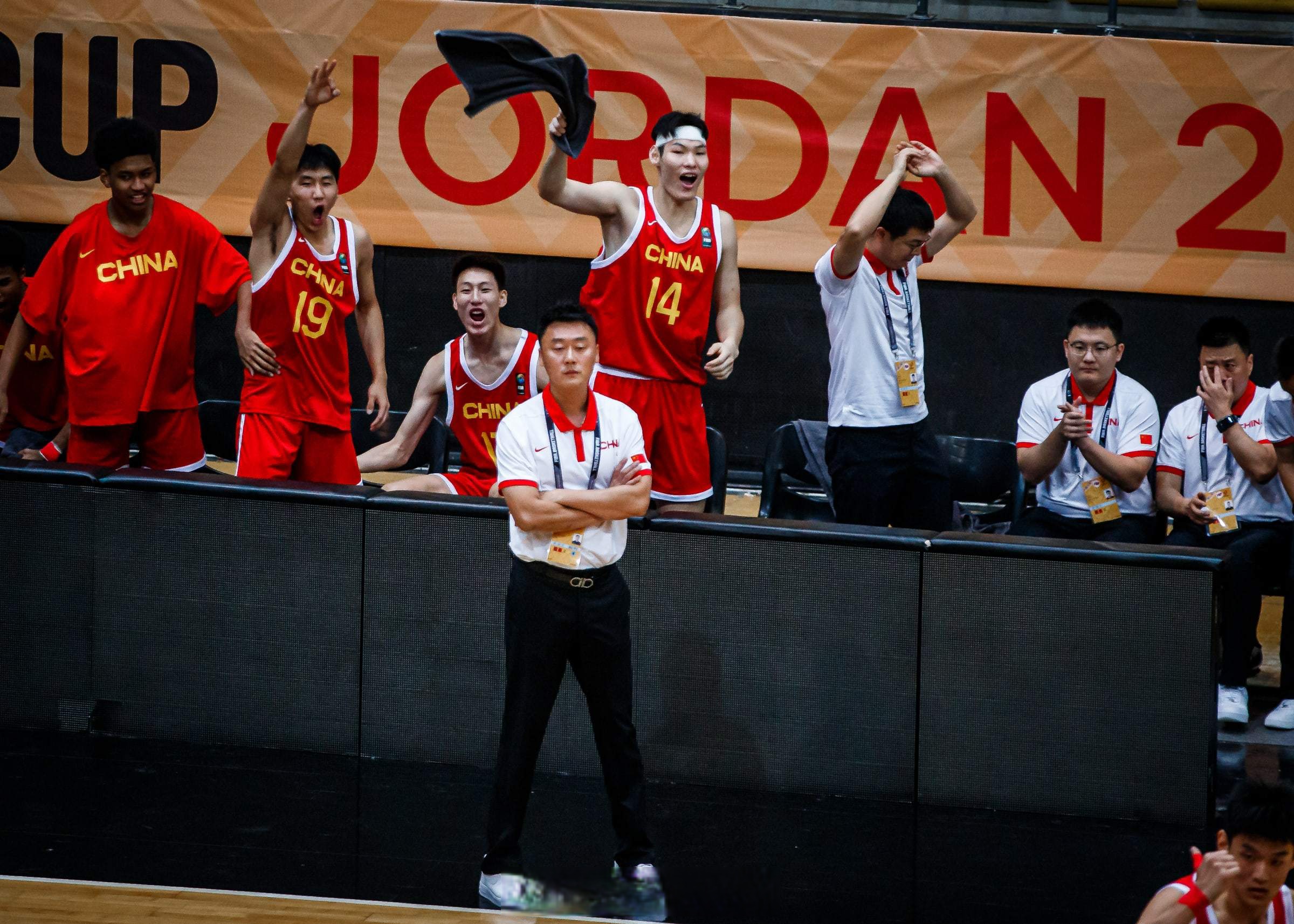 青岛中能前场积极，勇夺对手失误机会反击得分的简单介绍